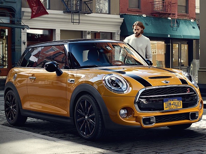 Homem a entrar num MINI.